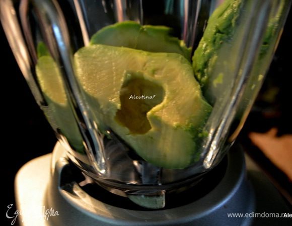 Авокадо зрелый очистить, сложить в блендер.