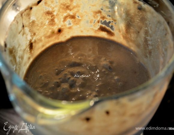 Добавить миндальное или ванильное молоко, можно заменить на обычное с низким содержанием жира. Какао порошок, кленовый сироп или мед жидкий, ванильный экстракт и колотый лед. Взбить все.