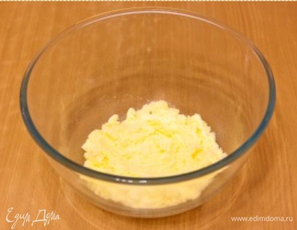 Масло комнатной температурой хорошо взбить с сахаром.