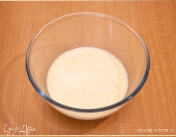 Добавить яйца и хорошо перемешать.