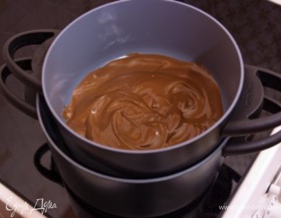 Шоколад растопить на водяной бане.