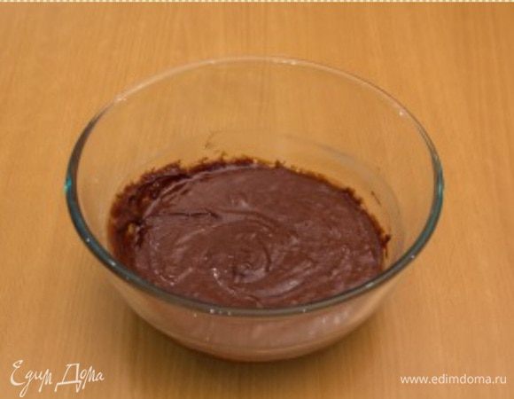 Когда шоколад растопится добавить в миску к маслу и яйцам и хорошо перемешать. Масса станет густой и однородной. Потом аккуратно добавляем муку с разрыхлителем. Тесто должно получится гуще чем на оладьи.