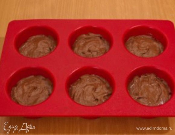 Выкладываем тесто в формочки и ставим в духовку предварительно разогретую до 180 градусов и выпекаем 20-30 минут. Потом достаем маффины и подаем, можно посыпать сахарной пудрой. У меня дети их любят кушать теплыми с молоком. Приятного аппетита.
