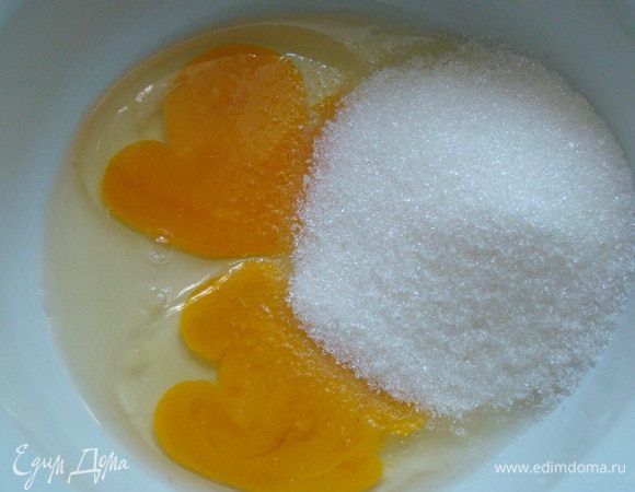 Взбить сахар с яйцами до появления белой пены. 