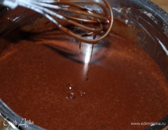 Смешать шоколадную массу с яичной.