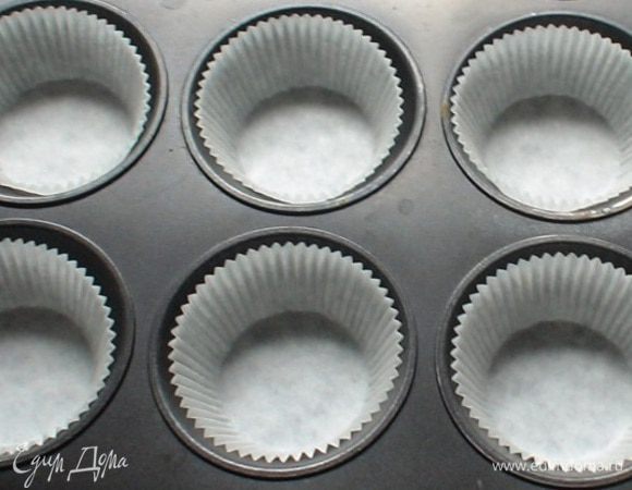 Добавить муку, замешать жидкое тесто и оставить на пол часа настояться. 