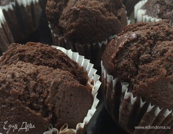 Смазать формочки маслом, наполнить подготовленным тестом и отправить в разогретую до 180 градусов духовку на 10 минут.
Вуаля, кексы готовы! Посыпать сахарной пудрой и подавать теплыми. 
Приятного аппетита!