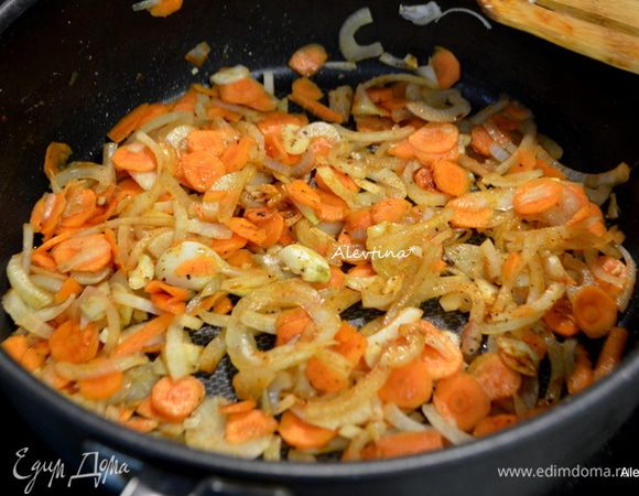 Для тех кто использует брюкву, очистить и порезать наполовину, а затем тонко слайсами. Я делала без брюквы. Луковицу очистить и порезать тонко, морковь очистить и порезать также тонко. Чеснок очистить и порубить. Обжариваем вначале на масле 1 ст. л. лук и чеснок до мягкости или 4 мин. ,посолить и добавить тмин, папарику и черный перец. Затем добавим брюкву и морковь и обжариваем еще 4 минут.