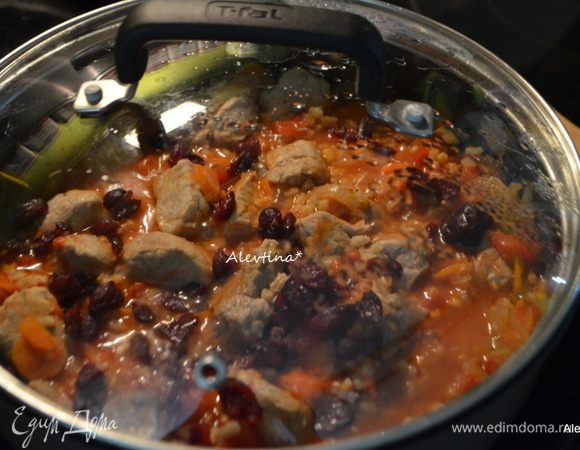 За 20 мин.до окончания добавим клюкву вяленую. Закроем крышкой и тушим.