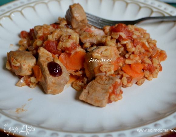 Уберем лавровый лист и подаем тут же в тарелках. Приятного аппетита.