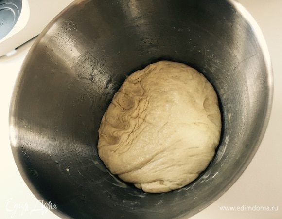Подошедшее тесто хорошенько обминаем.