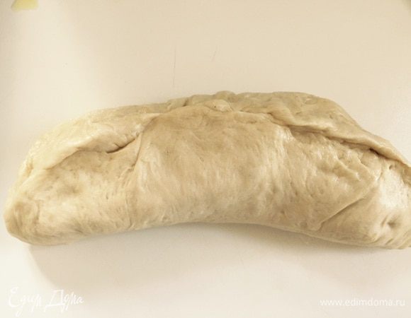 Защипываем края и укладываем в форму. То же самое продлевает с оставшейся частью теста.