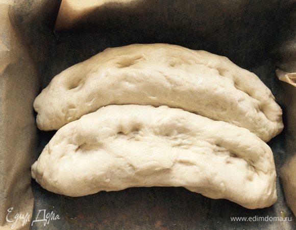 Когда обе "сосиски в тесте" уложены в форму, делаем пальчиком характерные для фокаччи "дырочки", накрываем влажным полотенцем и оставляем минут на 20. 