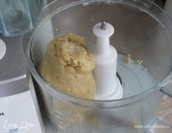 В чаше кухонного комбайна смешать муку, молотый миндаль, охлажденное сливочное масло, сахар и щепотку соли. Взбить до получения крошки. Затем добавить яйцо и снова взбить, пока тесто не соберется в комок. Если тесто не собирается в комок, то можно добавить 1 ст. л. холодной воды. Тесто немного вымесить руками и убрать в холодильник на 30 минут.
Вы можете не использовать тертый миндаль, заменив его на равное количество муки.  Просто у меня оставалось немного миндаля и я решила пустить его в дело. 