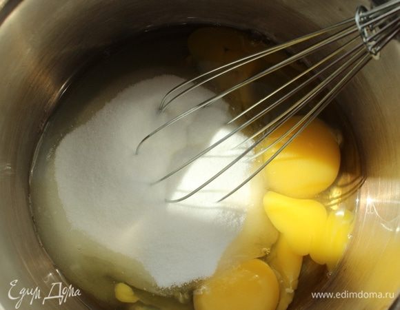 В кастрюльке взбиваем венчиком яйца с сахаром. При желании добавляем цедру апельсина или ванилин по вкусу.