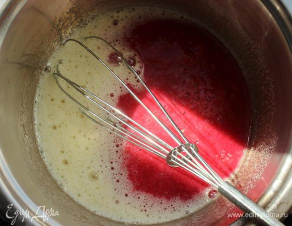 Вливаем сок, тщательно взбиваем массу.