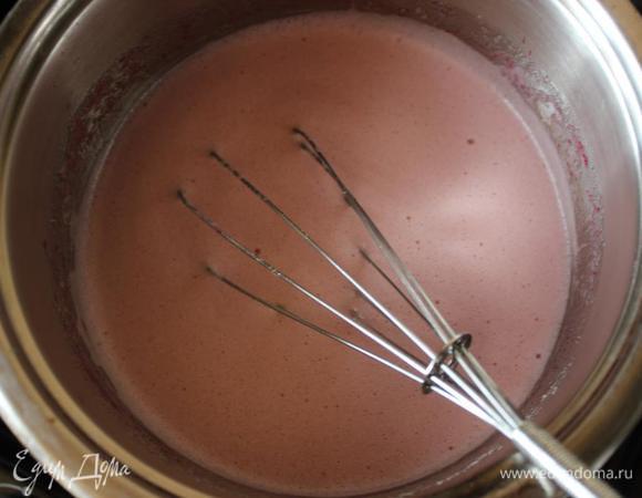 Ставим на огонь. При варке масса начнет пениться. Варим смесь после закипания на маленьком огне, постоянно помешивая, до загустения и приобретения консистенции сметаны. В целом процедура не должна занять более 5 минут.
