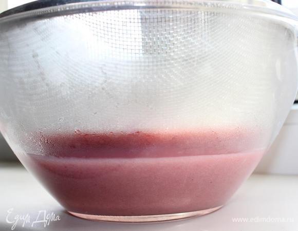 Затем протираем получившуюся массу через мелкое сито.