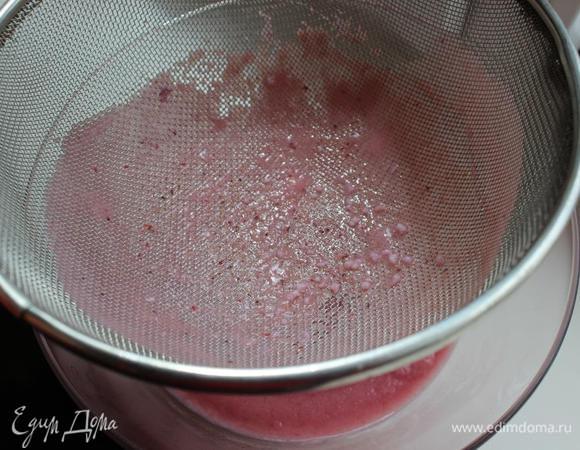 Это для того, чтобы получить однородную кремовую структуру и избавиться от частичек  белка (который все равно кое-где сворачивается, благодаря своей неоднородной структуре), а заодно и немного остудить крем.
