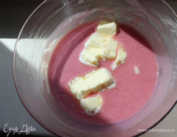 Затем добавляем сливочное масло комнатной температуры и вилочкой взбиваем до однородности. 