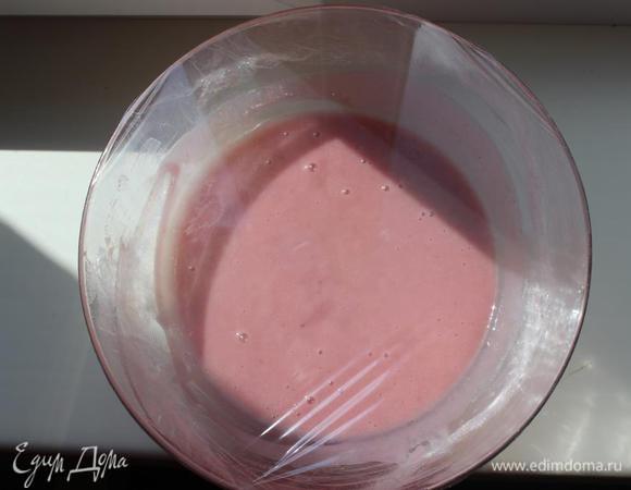 Накрываем миску пищевой пленкой и ставим охлаждаться. 