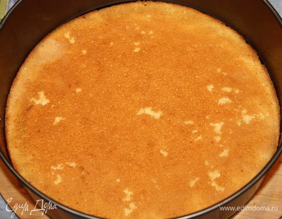 Бисквит дакуаз. Я использовала форму d=26 см. Желтки взбиваем с сахарной пудрой до пышного белого состояния. Всыпаем миндальную муку, семена ванили, а затем пшеничную муку. Все перемешиваем. Белки взбиваем до мягких пиков. Вводим белки к желткам порционно. Вмешиваем белки лопаткой, не давая им осесть. Выкладываем тесто в форму со съемными бортами, которую смазываем растительным маслом. Отпекаем бисквит при t=175°С 1 час. Но время выпечки надо контролировать, проверяя готовность бисквита деревянной шпажкой. Протыкаем бисквит через 45- 50 минут (не раньше!), палочка должна быть полностью сухая. Готовый бисквит выкладываем на ровную поверхность и даем ему полностью остыть. Затем разрезаем его на три одинаковых коржа. Выкладываем первый корж на плоскую поверхность и надеваем кондитерское кольцо.