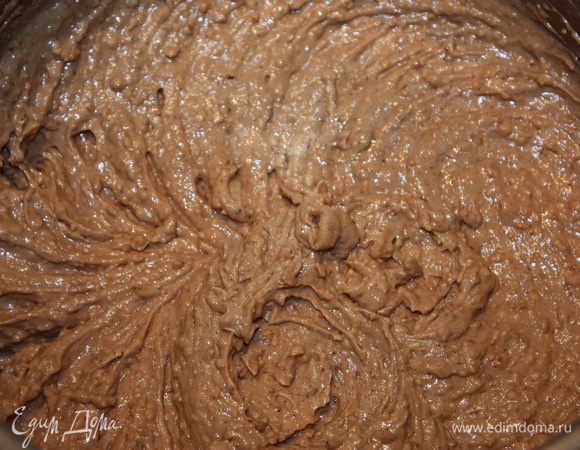 Далее всыпаем молотый миндаль. Сливки взбиваем до устойчивого состояния. Добавляем взбитые сливки в крем частями и перемешиваем лопаткой. Убираем крем в холодильник.