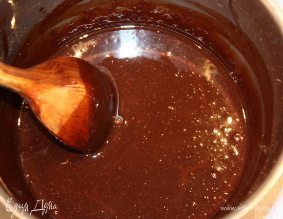 Пока крем охлаждается, приготовим шоколадный гляссаж. Желатин замачиваем. В кастрюле с толстым дном смешиваем сахар, какао и воду. Ставим на средний огонь, доводим до кипения, постоянно помешивая гляссаж. Снимаем с огня и немного остужаем. Затем вводим распущенный желатин, размешиваем до полного его растворения. 