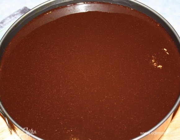 Сборка. На первый слой бисквита выкладываем часть крема, покрываем вторым коржом, затем опять крем и третий корж. Чтобы верх торта выглядел ровным, кладите последний корж разрезом вниз. У вас должен остаться крем для обработки торта сбоку. Сверху мы наносим гляссаж. Я его всегда пропускаю через маленький дуршлаг, чтобы избежать попадания комков, которые могла образоваться. Ставим торт в холодильник.