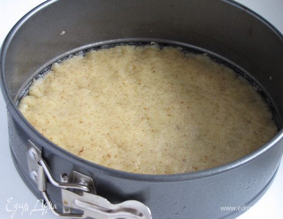 Тесто разделить на две части. Одну часть раскатать в круг и выложить на дно разъемной формы (у меня форма диаметром 20 см.).