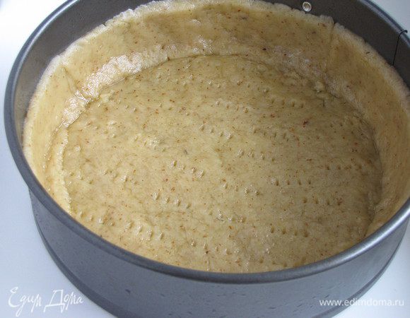 Из второй части вырезать бортики высотой 4 см и так же выложить в форму прижимая к основе и бокам формы.