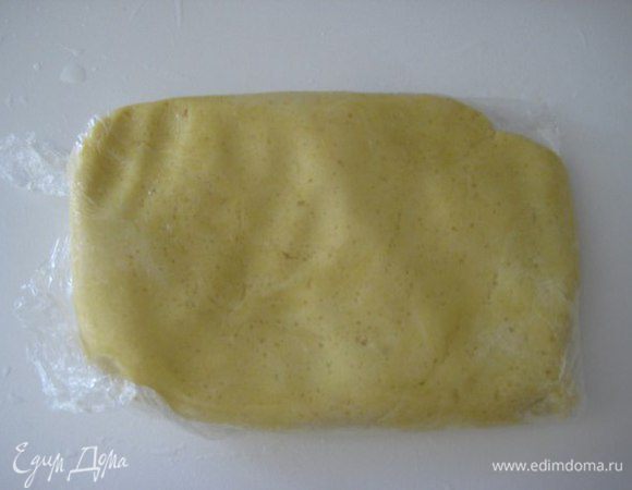 Тесто завернуть в пищевую пленку, убрать в холодильник на 1 час.