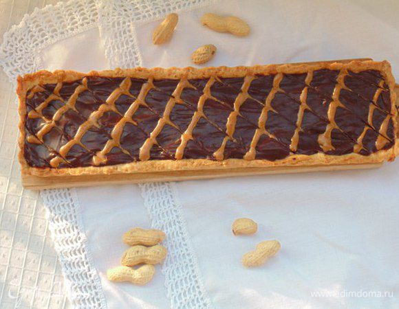 Украсить арахисовой пастой.
Охладить в холодильнике. 