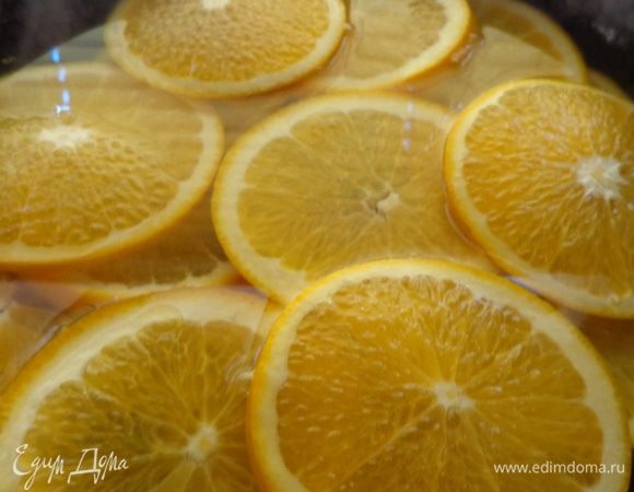 Сложить их в сковороду и залить минут на 5 кипятком, чтобы ушла горечь.