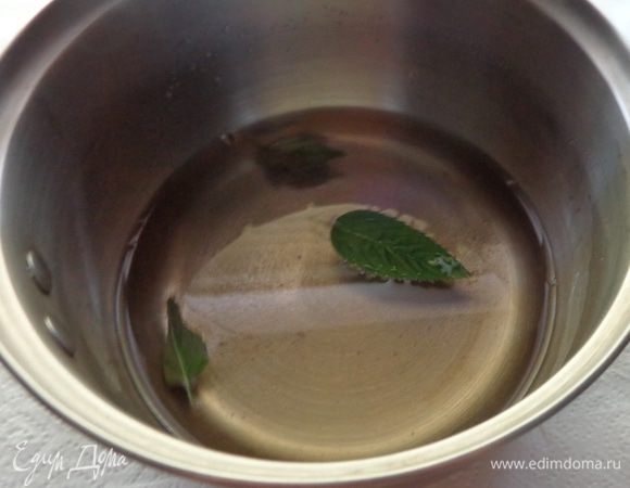 Тем временем сварить сироп - не до загустения, а до растворения сахара. Я от себя положила в него несколько листиков мяты.