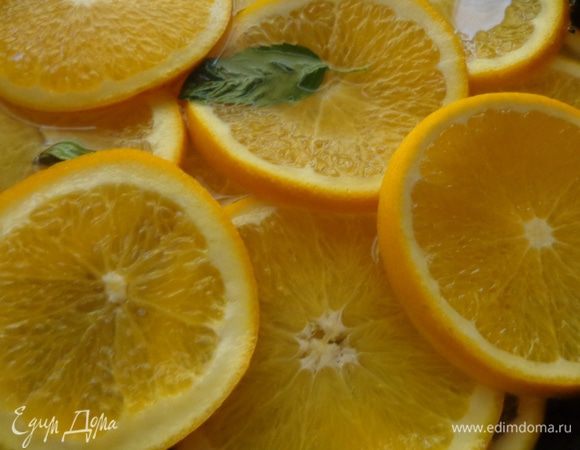 Варить апельсины примерно полтора часа. Ориентир - корочка станет прозрачной.