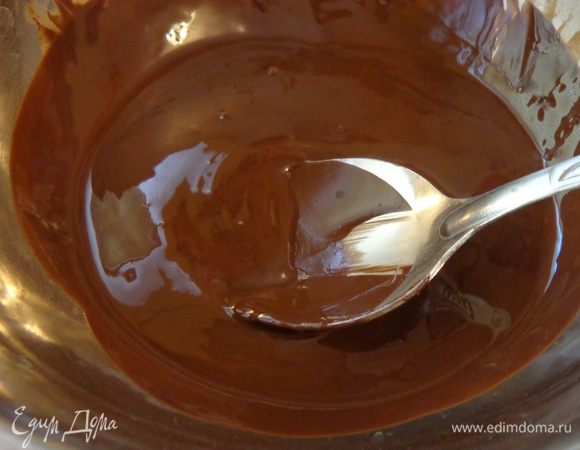 Растопить шоколад на водяной бане.