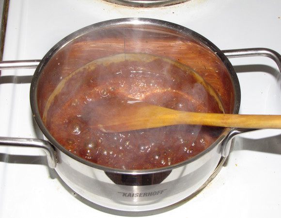 Для карамельного соуса насыпать сахар в сотейник или небольшую кастрюльку с толстым дном и нагревать на среднем огне, не мешая, до образования карамели  янтарного цвета. Затем аккуратно добавить сливки и сливочное масло (осторожно, брызги очень горячие!). Перемешать до однородного состояния. Если часть карамели застыла кусочками, то нагревать соус, помешивая, пока вся карамель не растворится.