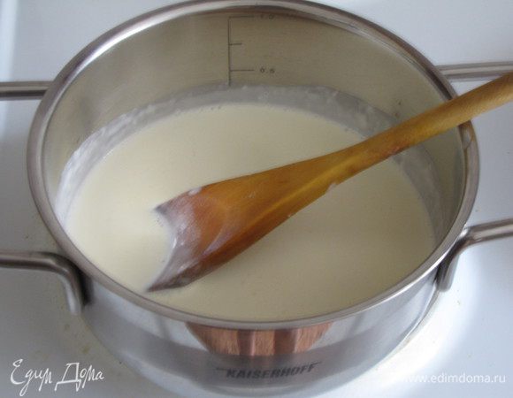 Для шоколадного крема нагреть сливки почти до кипения. 