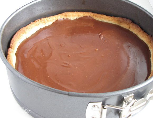 Вылить шоколадный крем на карамельно-ореховый слой. Поставить тарт в холодильник минимум на три часа, можно оставить на ночь.