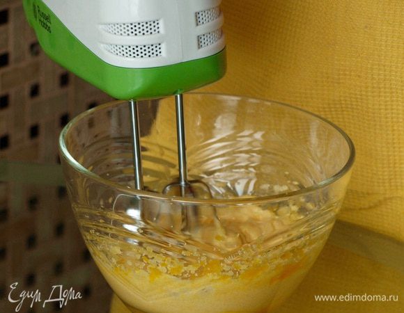 Отделите белки 3-х яиц от желтков, желтки смешайте со 100 г сахара, взбейте миксером в пышную светлую массу.