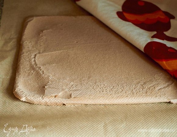 Готовый бисквит аккуратно переверните на решетку, снимите бумагу. Накройте бисквит полотенцем и отставьте. 