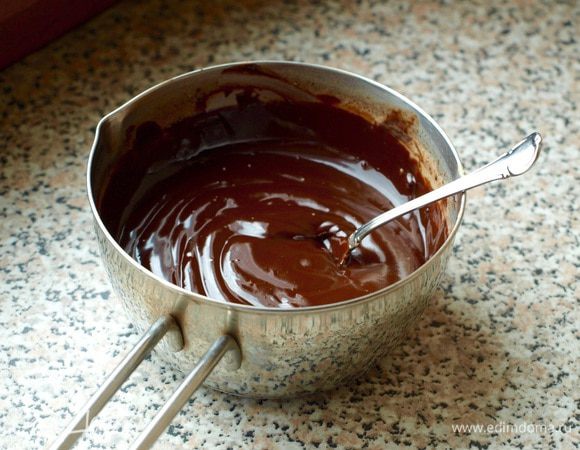 Для крема поставьте пустую миску в морозильник на 15 минут. Доведите до кипения 150 мл сливок, добавьте мелко порубленный шоколад, растопите и немного остудите. 