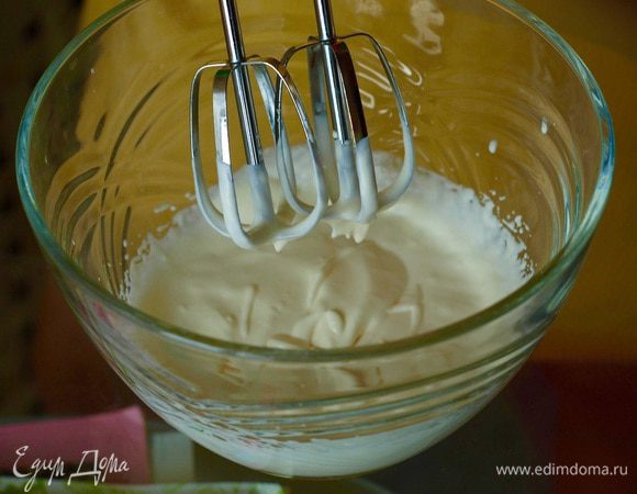 В охлажденной миске взбейте оставшиеся сливки в крутую пену. 