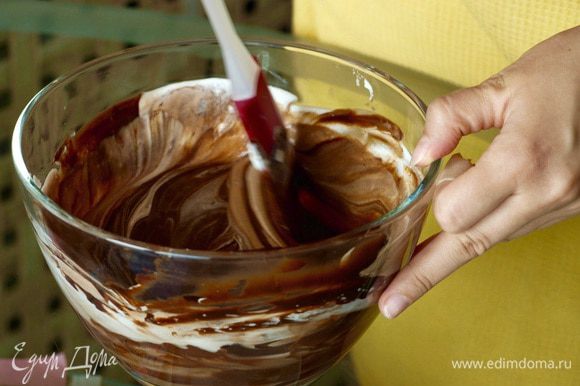Аккуратно смешайте шоколадную массу и сливки.