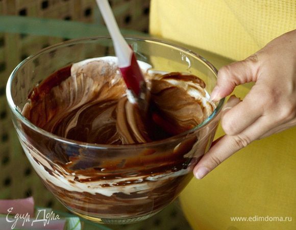  Аккуратно смешайте шоколадную массу и сливки. 