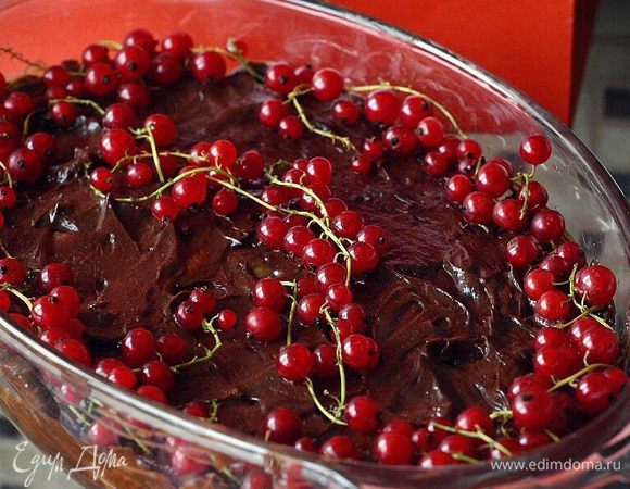 Положите бисквит на большой кусок пленки и равномерно пропитайте апельсиновым сиропом. Разрежьте бисквит продольными полосками и уложите в форму по принципу Тирамису, проложите бисквит цукатами, нарезанными кубиками. Закройте бисквит с цукатами кремом, очень важно - не приминать крем, потому что таким образом вы можете нарушить его структуру, чем аккуратнее вы будете класть крем, тем воздушнее будет ваш десерт. Получившийся десерт поставьте в холодильник на 2 часа. Украсить можно красной смородиной или, например, брусникой - ягоды не должны быть сладкими, потому что десерт и так достаточно сладкий. 