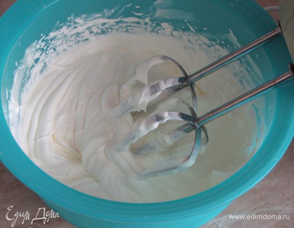 Перед подачей взбить охлажденные  сливки с сахарной пудрой. Если сливки плохо взбиваются, можно добавить несколько капель лимонного сока. 