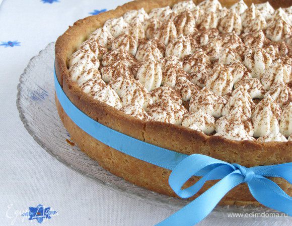 Украсить тарт взбитыми сливками и по желанию присыпать какао.