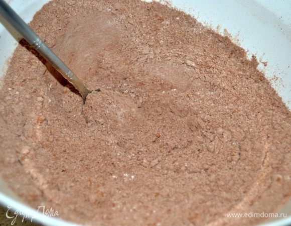 Все взвешиваем на весах! Смешиваем муку,какао.

